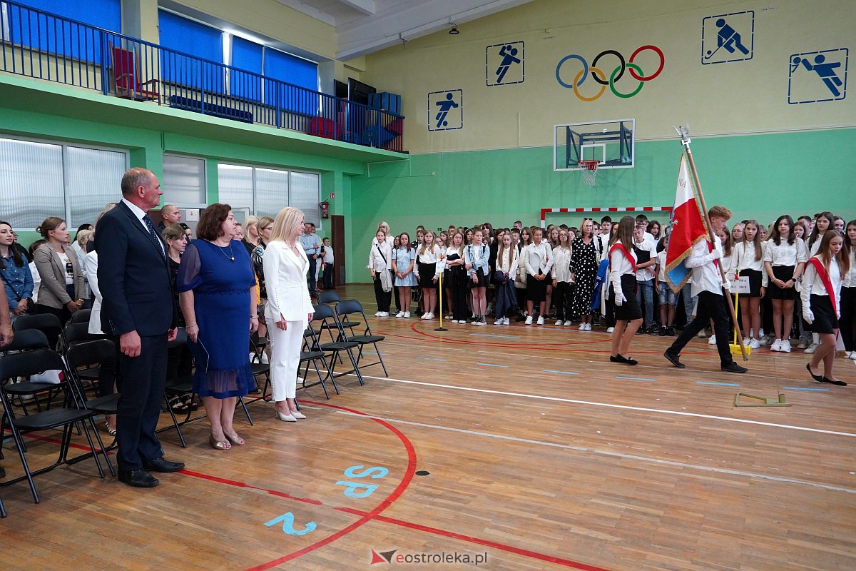 Rozpoczęcie roku szkolnego w Szkole Podstawowej Nr 2 w Ostrołęce [04.09.2023] - zdjęcie #36 - eOstroleka.pl