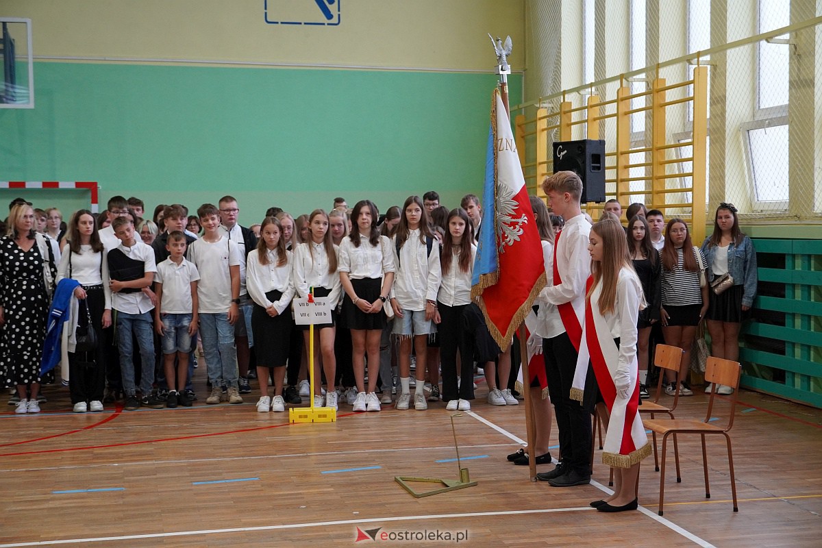 Rozpoczęcie roku szkolnego w Szkole Podstawowej Nr 2 w Ostrołęce [04.09.2023] - zdjęcie #37 - eOstroleka.pl