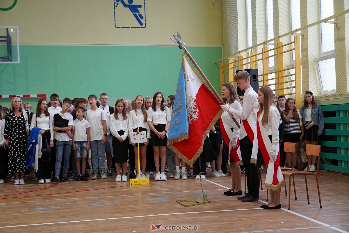 Rozpoczęcie roku szkolnego w Szkole Podstawowej Nr 2 w Ostrołęce [04.09.2023] - zdjęcie #38 - eOstroleka.pl