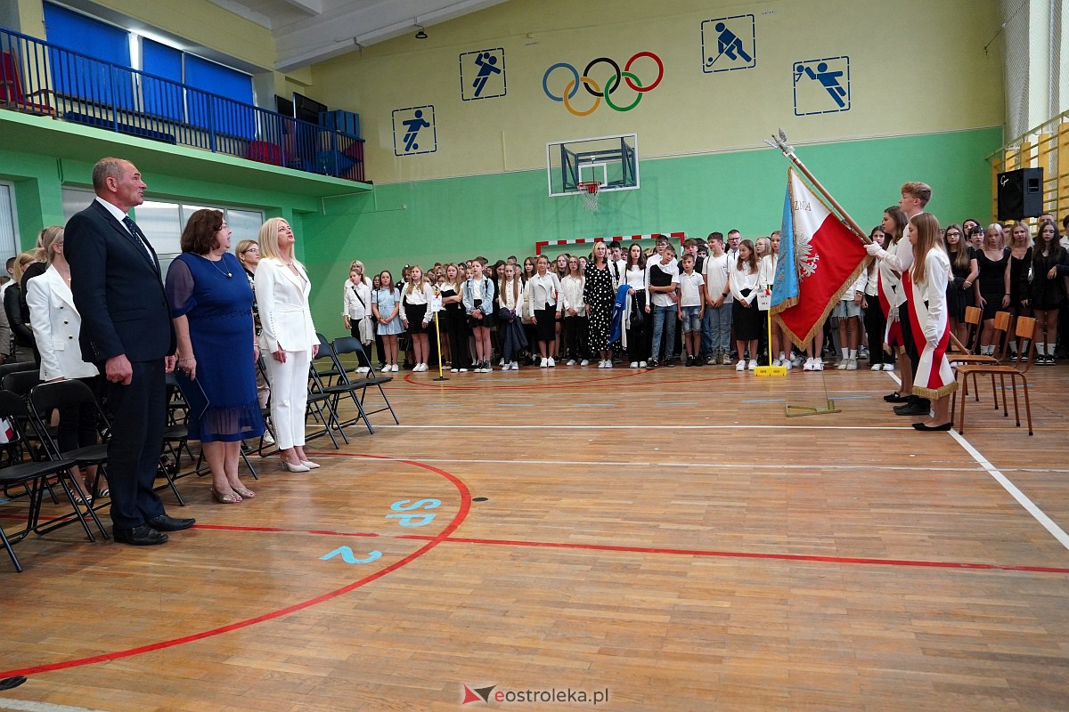 Rozpoczęcie roku szkolnego w Szkole Podstawowej Nr 2 w Ostrołęce [04.09.2023] - zdjęcie #13 - eOstroleka.pl