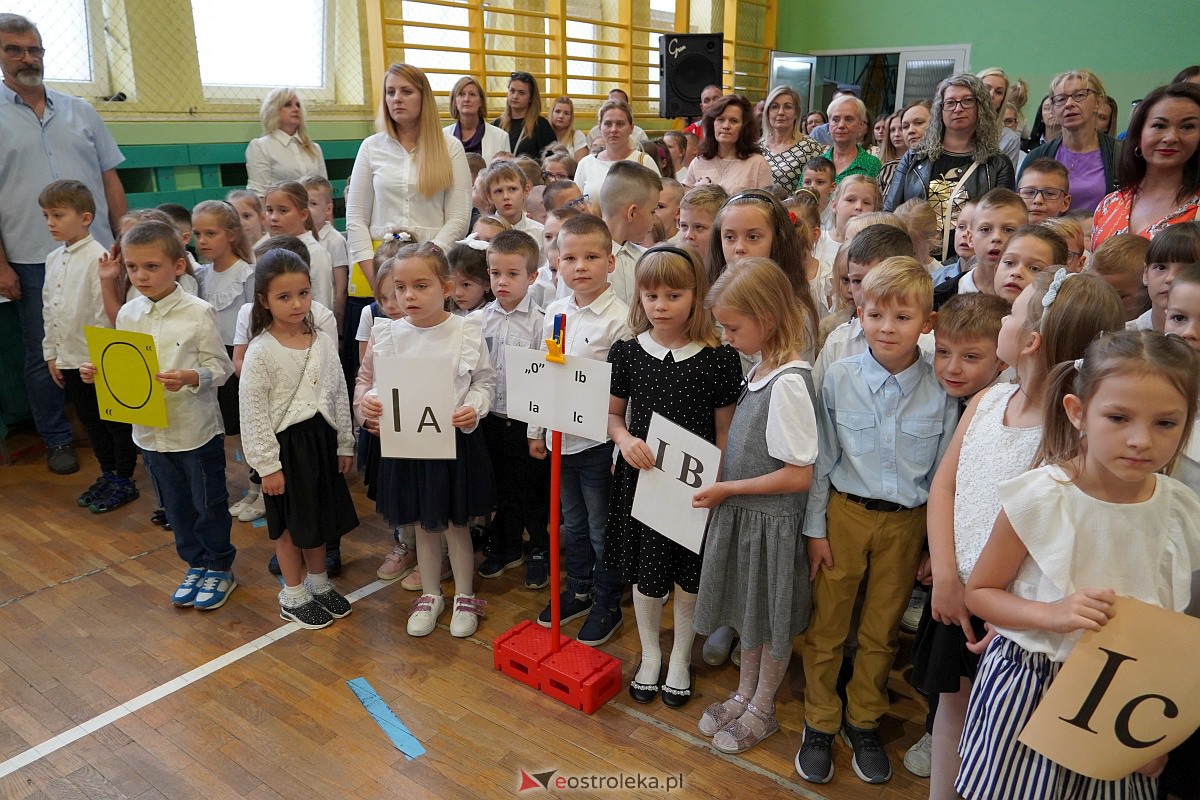 Rozpoczęcie roku szkolnego w Szkole Podstawowej Nr 2 w Ostrołęce [04.09.2023] - zdjęcie #12 - eOstroleka.pl