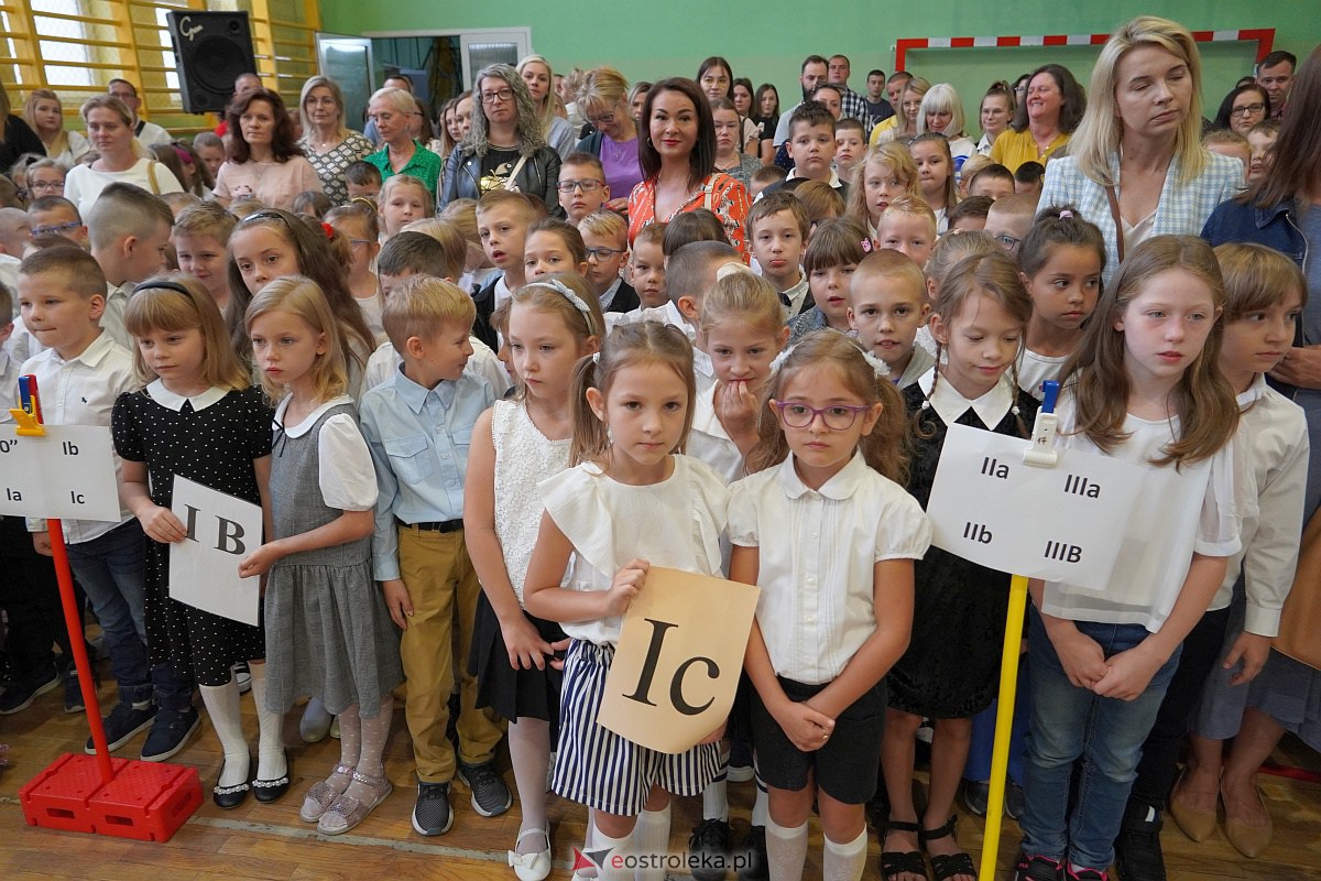 Rozpoczęcie roku szkolnego w Szkole Podstawowej Nr 2 w Ostrołęce [04.09.2023] - zdjęcie #11 - eOstroleka.pl