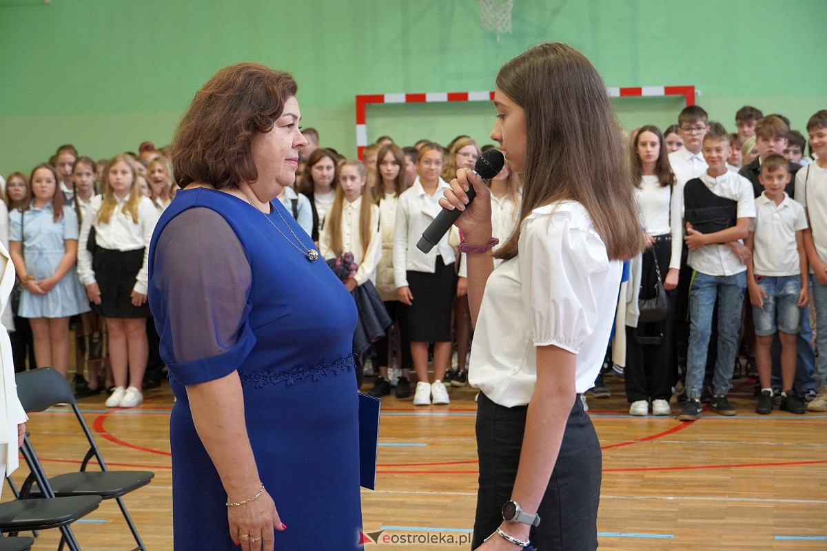 Rozpoczęcie roku szkolnego w Szkole Podstawowej Nr 2 w Ostrołęce [04.09.2023] - zdjęcie #10 - eOstroleka.pl