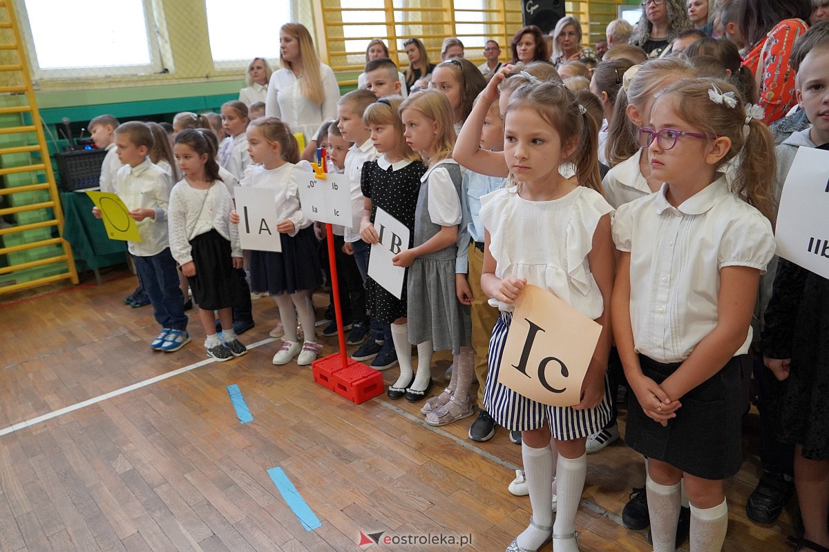 Rozpoczęcie roku szkolnego w Szkole Podstawowej Nr 2 w Ostrołęce [04.09.2023] - zdjęcie #9 - eOstroleka.pl