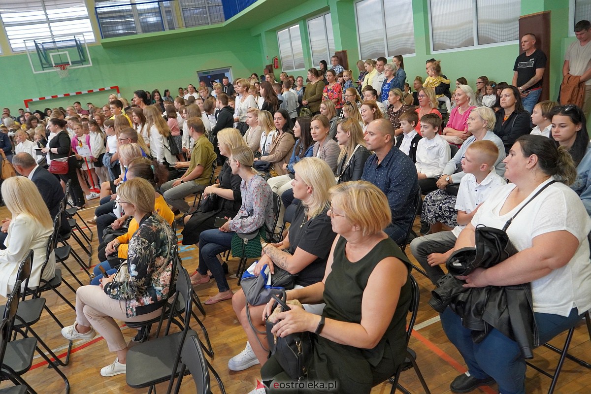 Rozpoczęcie roku szkolnego w Szkole Podstawowej Nr 2 w Ostrołęce [04.09.2023] - zdjęcie #3 - eOstroleka.pl