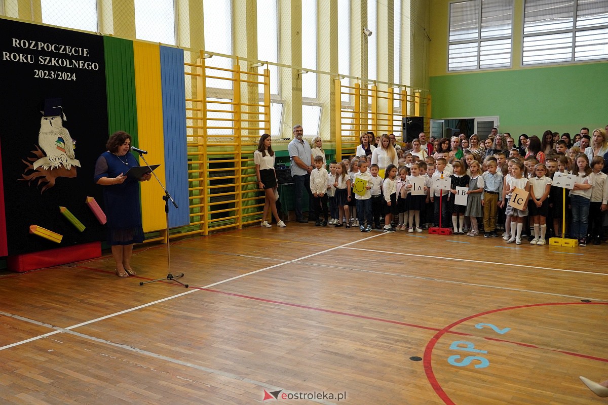 Rozpoczęcie roku szkolnego w Szkole Podstawowej Nr 2 w Ostrołęce [04.09.2023] - zdjęcie #2 - eOstroleka.pl