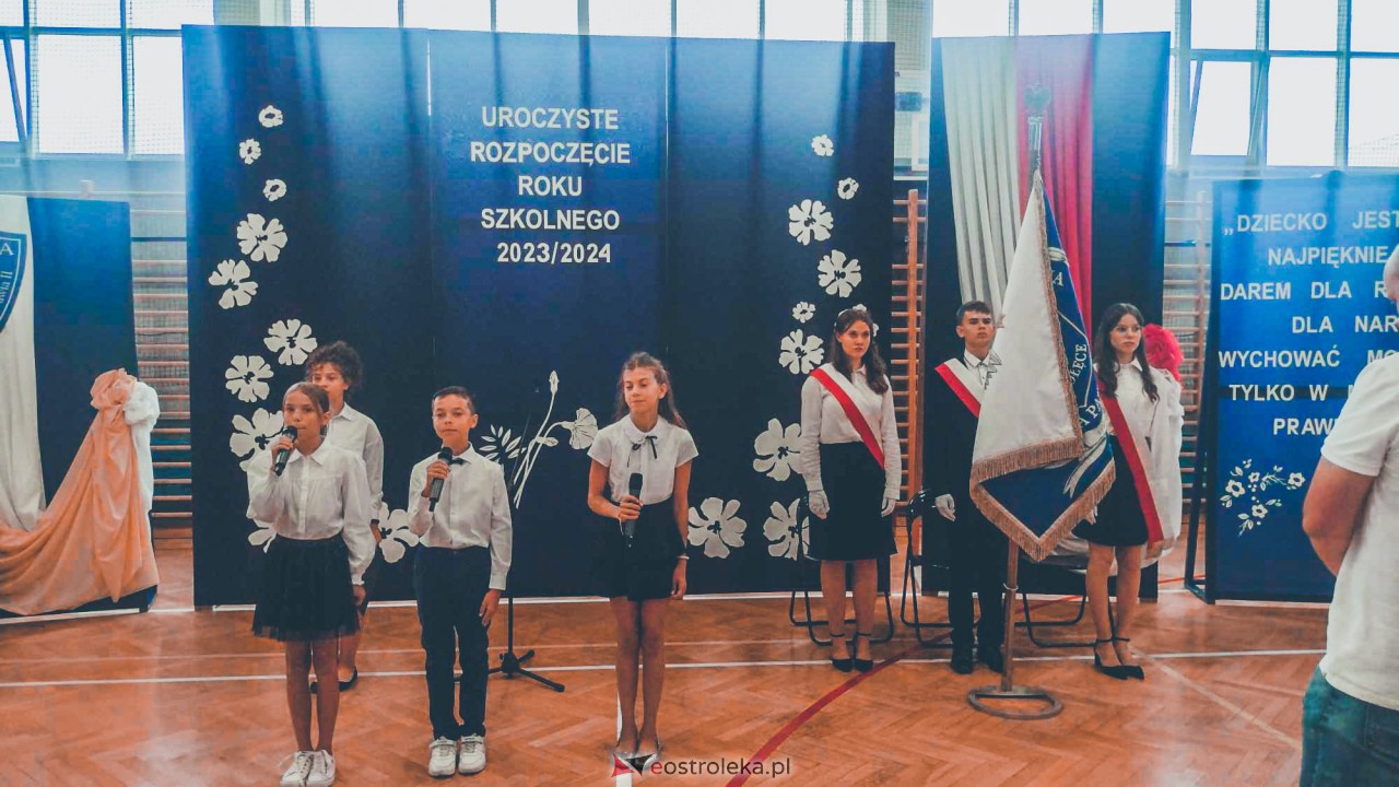 Rozpoczęcie roku szkolnego w Szkole Podstawowej nr 10 w Ostrołęce [04.09.2023] - zdjęcie #24 - eOstroleka.pl