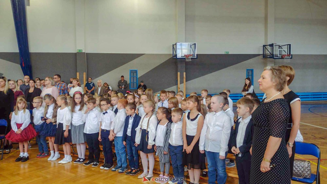 Rozpoczęcie roku szkolnego w Szkole Podstawowej nr 10 w Ostrołęce [04.09.2023] - zdjęcie #23 - eOstroleka.pl