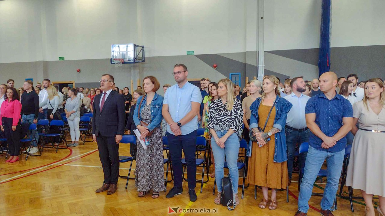 Rozpoczęcie roku szkolnego w Szkole Podstawowej nr 10 w Ostrołęce [04.09.2023] - zdjęcie #22 - eOstroleka.pl