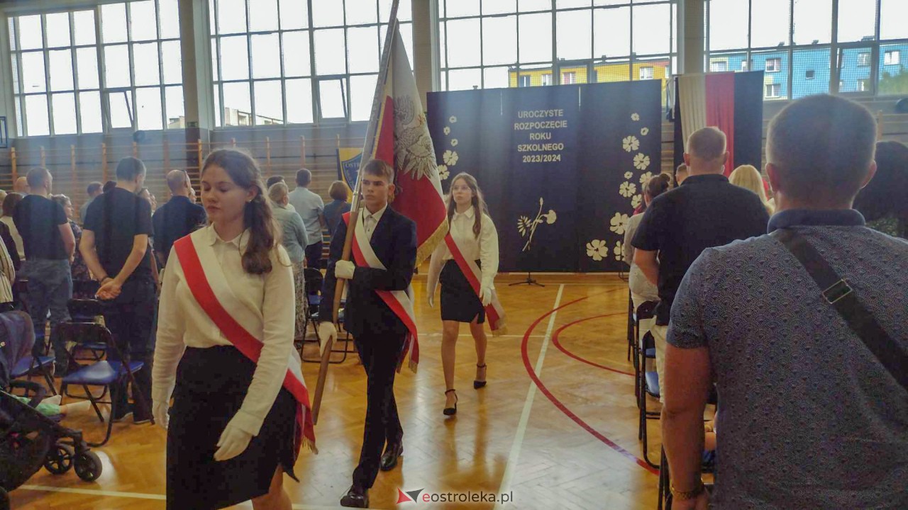 Rozpoczęcie roku szkolnego w Szkole Podstawowej nr 10 w Ostrołęce [04.09.2023] - zdjęcie #21 - eOstroleka.pl