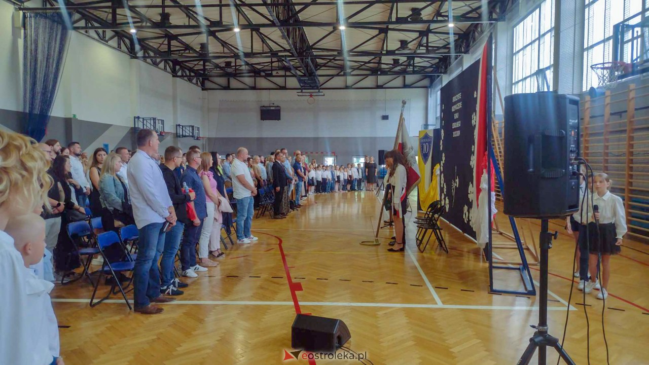 Rozpoczęcie roku szkolnego w Szkole Podstawowej nr 10 w Ostrołęce [04.09.2023] - zdjęcie #19 - eOstroleka.pl