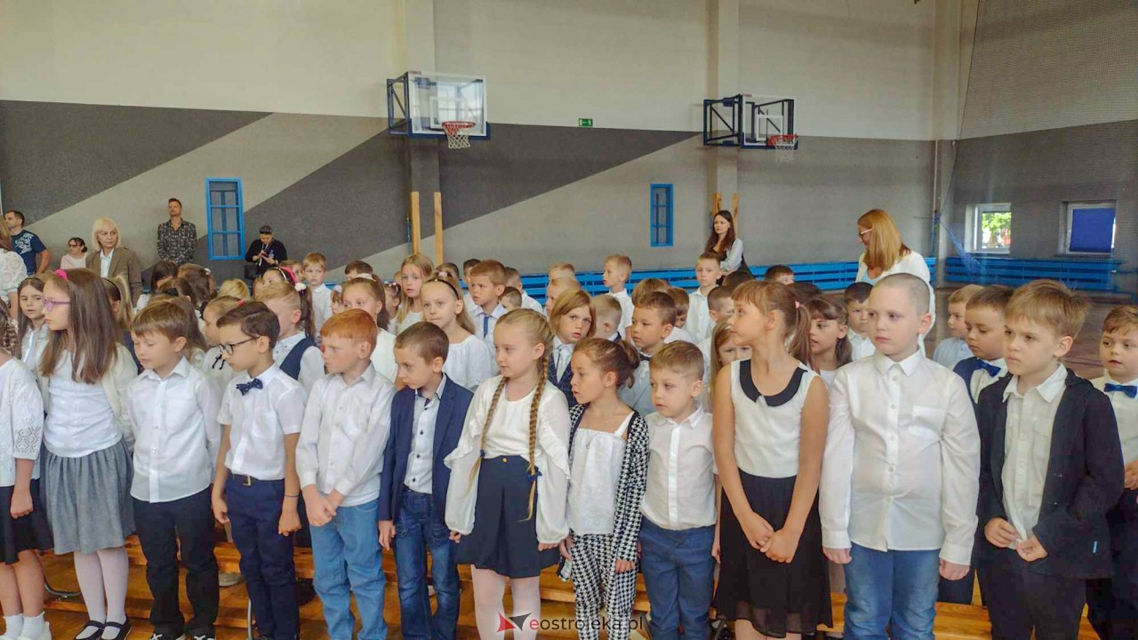 Rozpoczęcie roku szkolnego w Szkole Podstawowej nr 10 w Ostrołęce [04.09.2023] - zdjęcie #17 - eOstroleka.pl