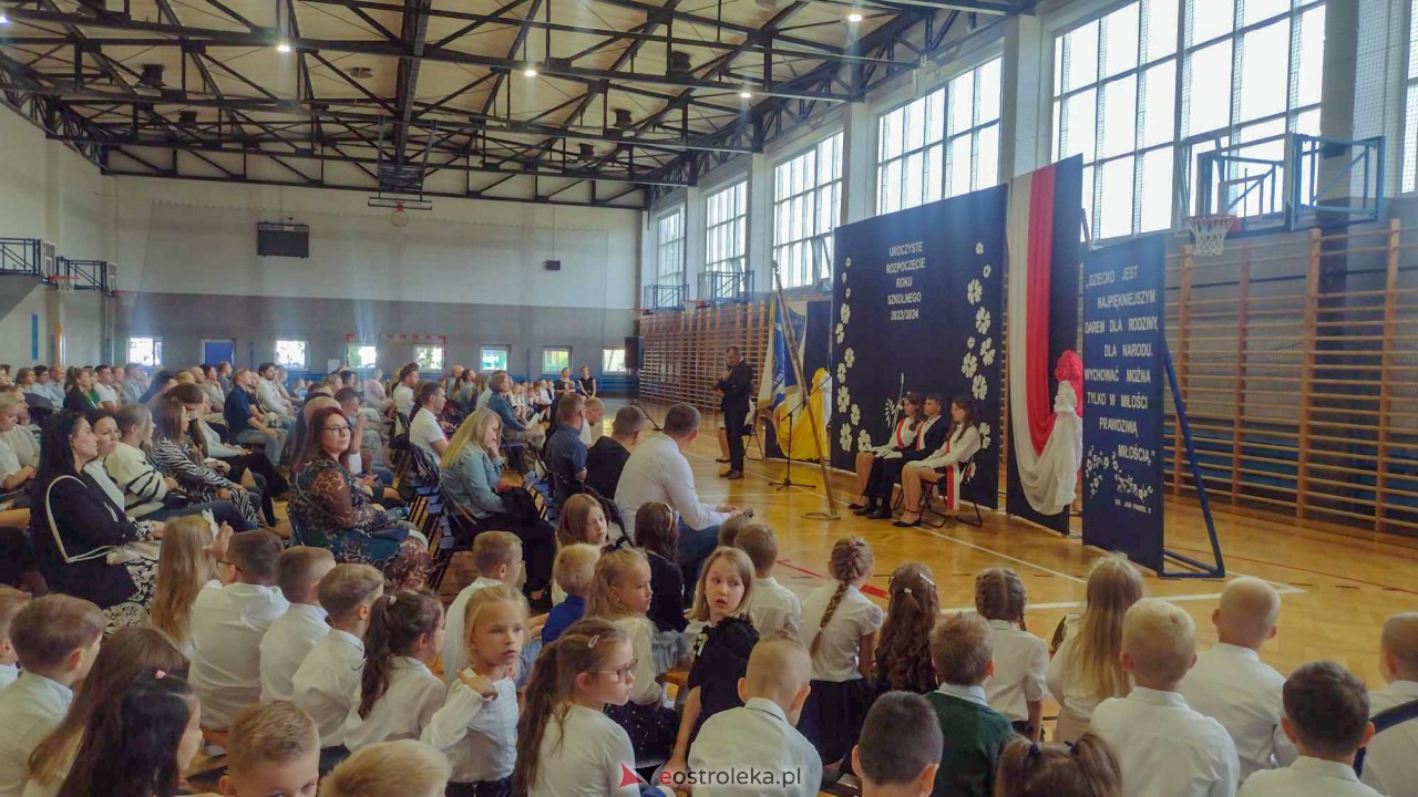 Rozpoczęcie roku szkolnego w Szkole Podstawowej nr 10 w Ostrołęce [04.09.2023] - zdjęcie #10 - eOstroleka.pl