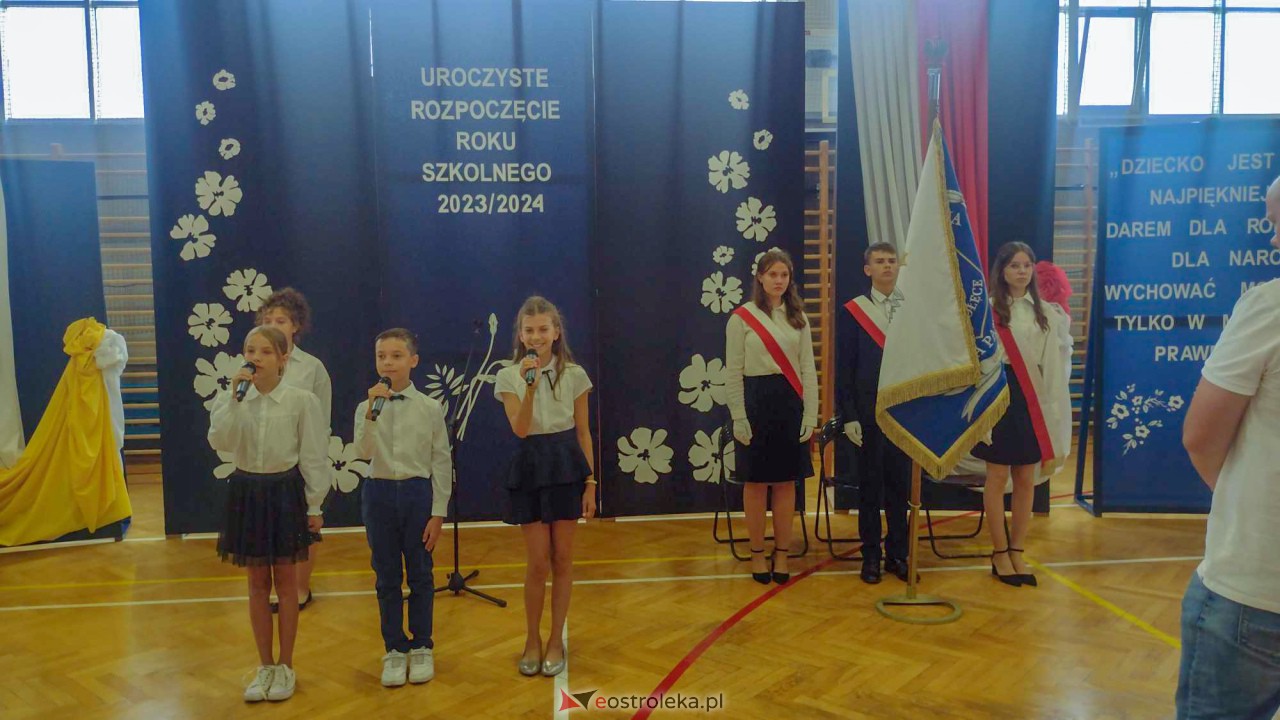 Rozpoczęcie roku szkolnego w Szkole Podstawowej nr 10 w Ostrołęce [04.09.2023] - zdjęcie #12 - eOstroleka.pl