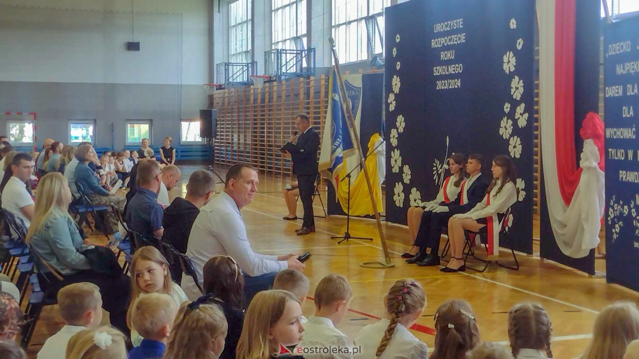 Rozpoczęcie roku szkolnego w Szkole Podstawowej nr 10 w Ostrołęce [04.09.2023] - zdjęcie #13 - eOstroleka.pl