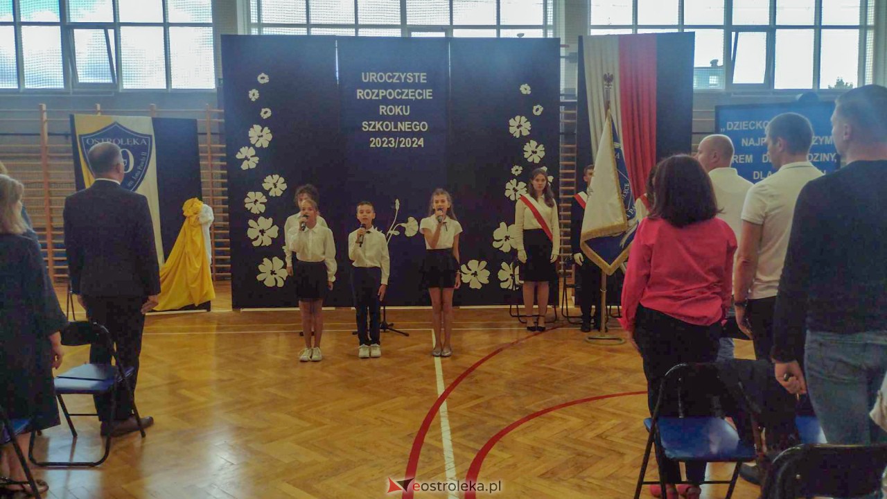 Rozpoczęcie roku szkolnego w Szkole Podstawowej nr 10 w Ostrołęce [04.09.2023] - zdjęcie #14 - eOstroleka.pl