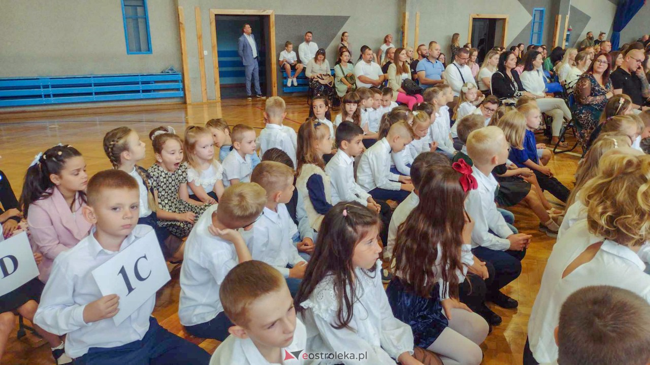 Rozpoczęcie roku szkolnego w Szkole Podstawowej nr 10 w Ostrołęce [04.09.2023] - zdjęcie #15 - eOstroleka.pl