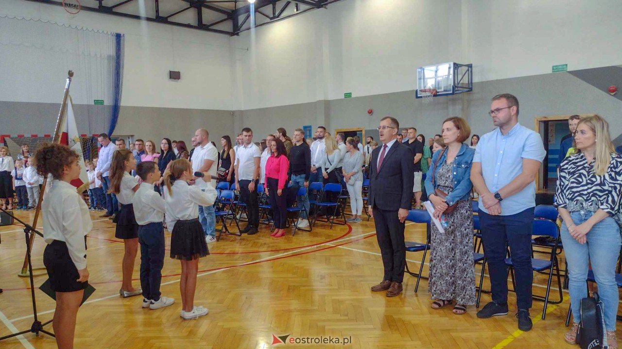 Rozpoczęcie roku szkolnego w Szkole Podstawowej nr 10 w Ostrołęce [04.09.2023] - zdjęcie #16 - eOstroleka.pl