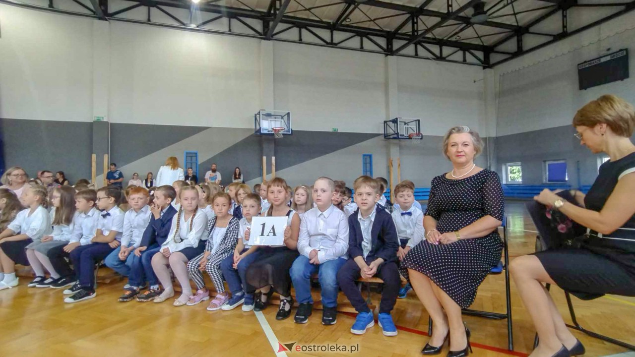 Rozpoczęcie roku szkolnego w Szkole Podstawowej nr 10 w Ostrołęce [04.09.2023] - zdjęcie #17 - eOstroleka.pl