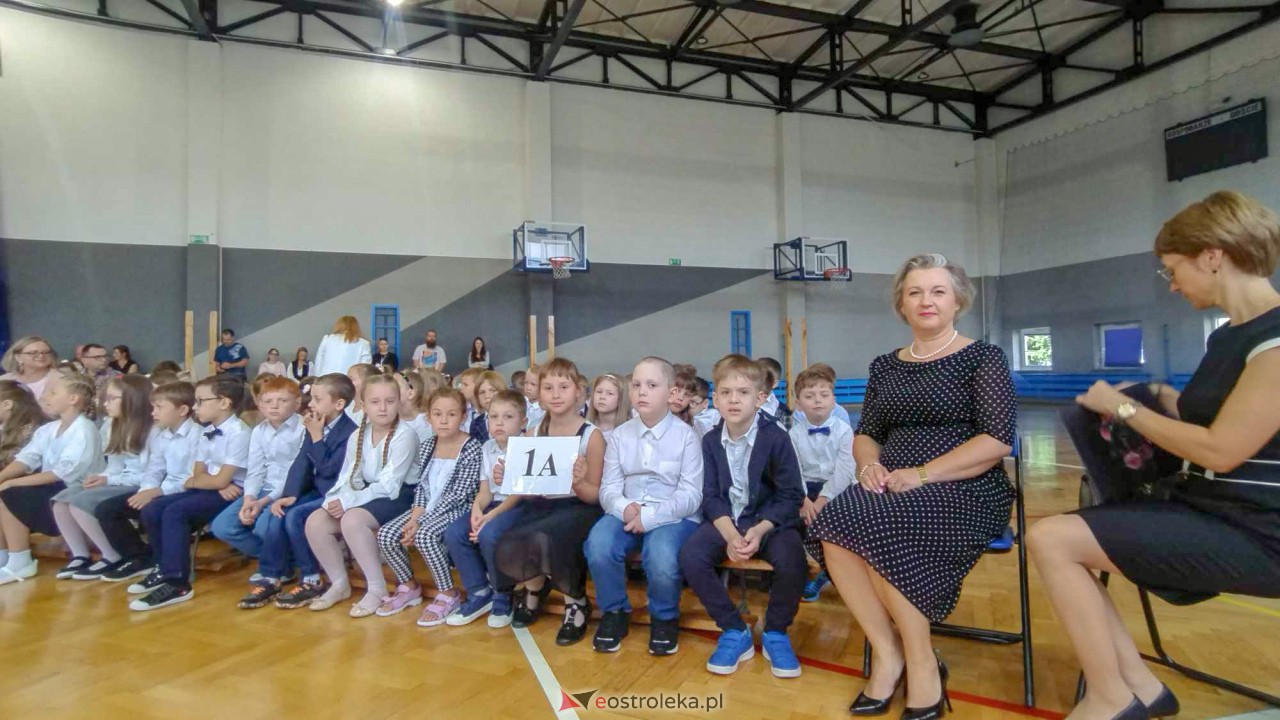 Rozpoczęcie roku szkolnego w Szkole Podstawowej nr 10 w Ostrołęce [04.09.2023] - zdjęcie #9 - eOstroleka.pl
