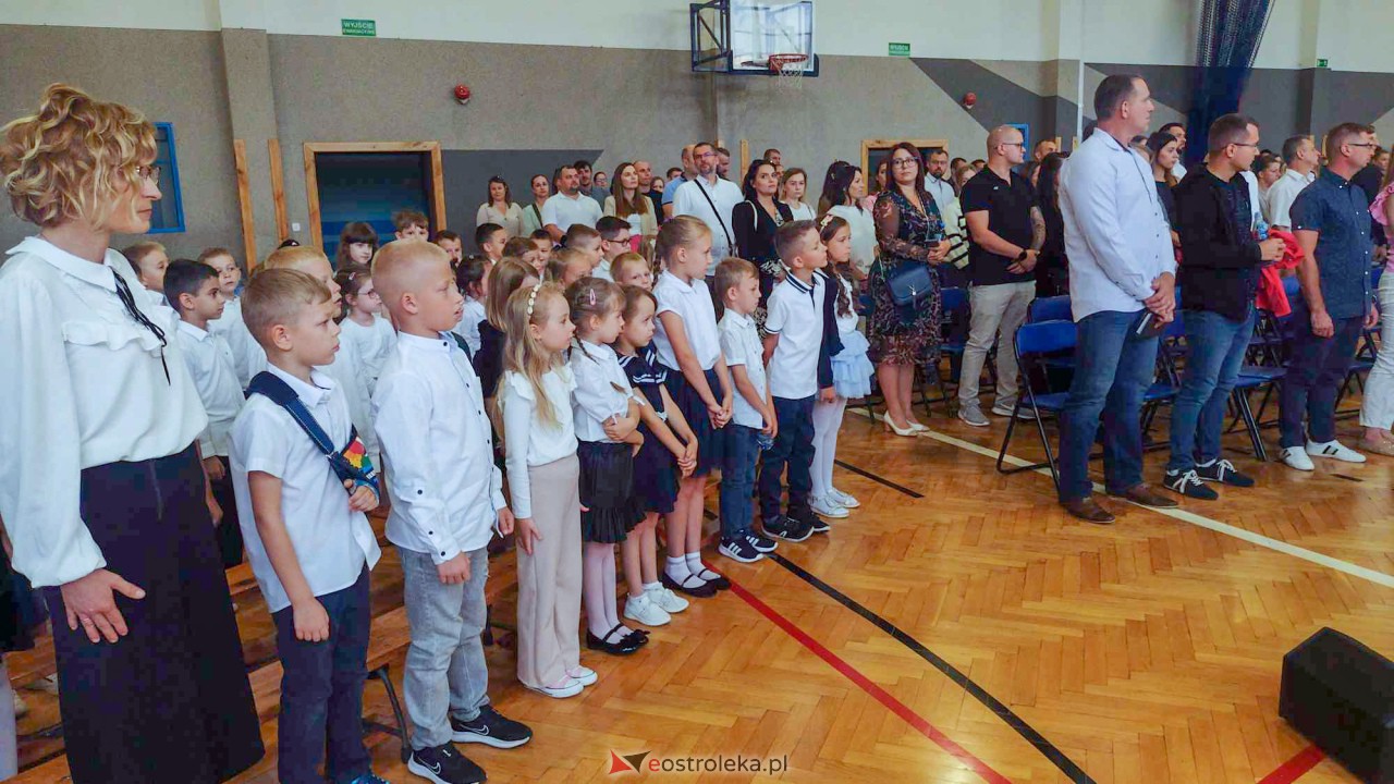 Rozpoczęcie roku szkolnego w Szkole Podstawowej nr 10 w Ostrołęce [04.09.2023] - zdjęcie #8 - eOstroleka.pl