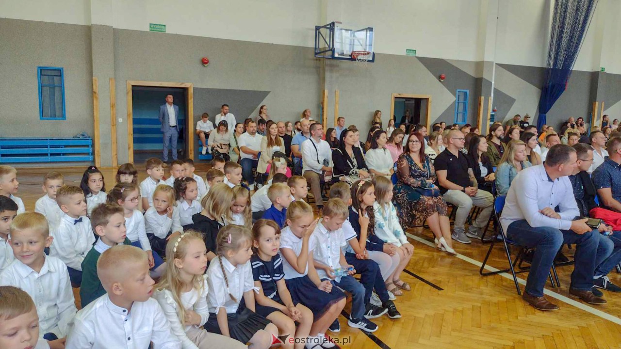 Rozpoczęcie roku szkolnego w Szkole Podstawowej nr 10 w Ostrołęce [04.09.2023] - zdjęcie #20 - eOstroleka.pl