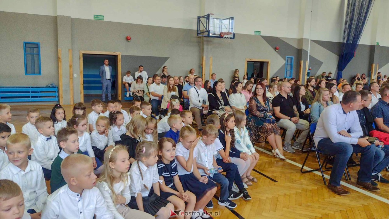 Rozpoczęcie roku szkolnego w Szkole Podstawowej nr 10 w Ostrołęce [04.09.2023] - zdjęcie #6 - eOstroleka.pl