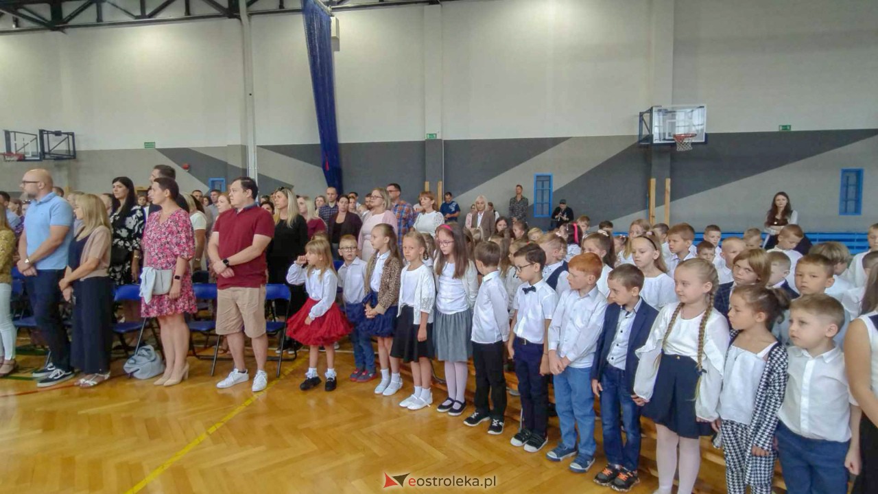 Rozpoczęcie roku szkolnego w Szkole Podstawowej nr 10 w Ostrołęce [04.09.2023] - zdjęcie #21 - eOstroleka.pl