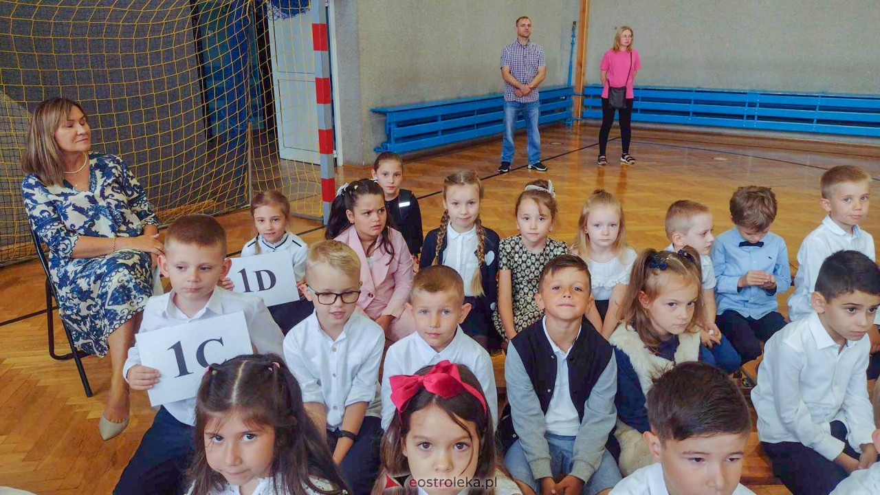 Rozpoczęcie roku szkolnego w Szkole Podstawowej nr 10 w Ostrołęce [04.09.2023] - zdjęcie #22 - eOstroleka.pl