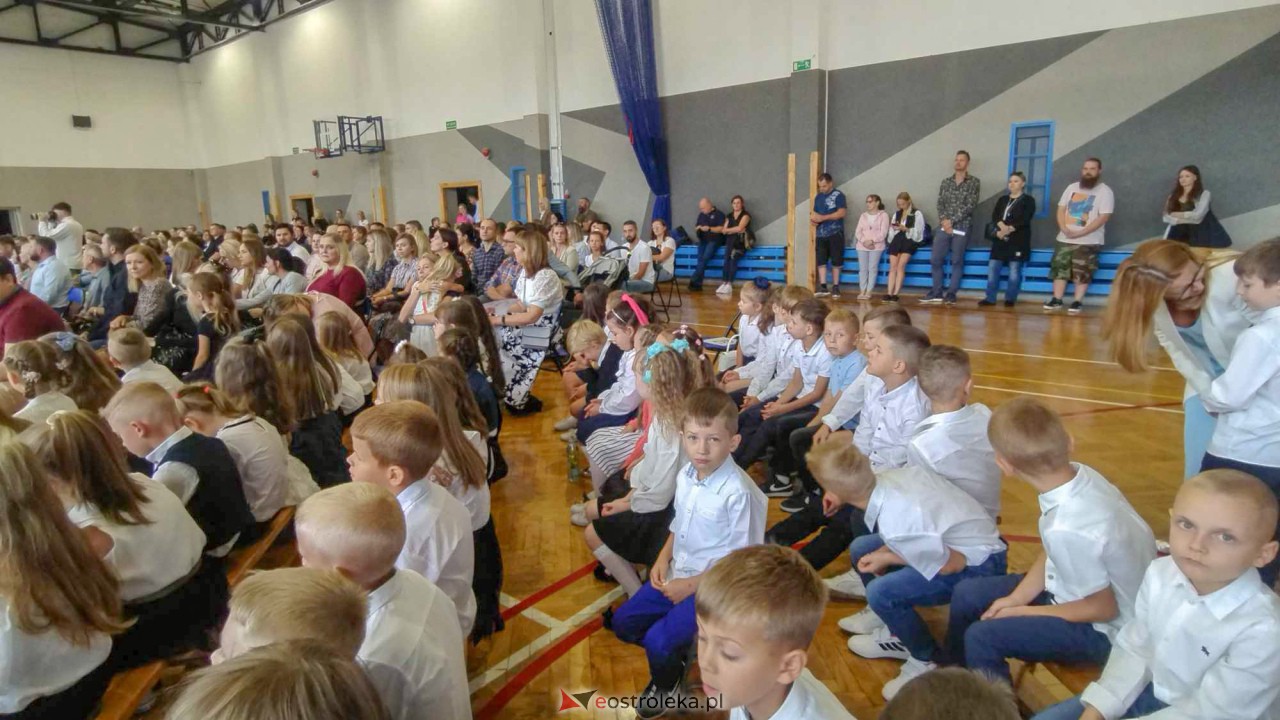 Rozpoczęcie roku szkolnego w Szkole Podstawowej nr 10 w Ostrołęce [04.09.2023] - zdjęcie #24 - eOstroleka.pl