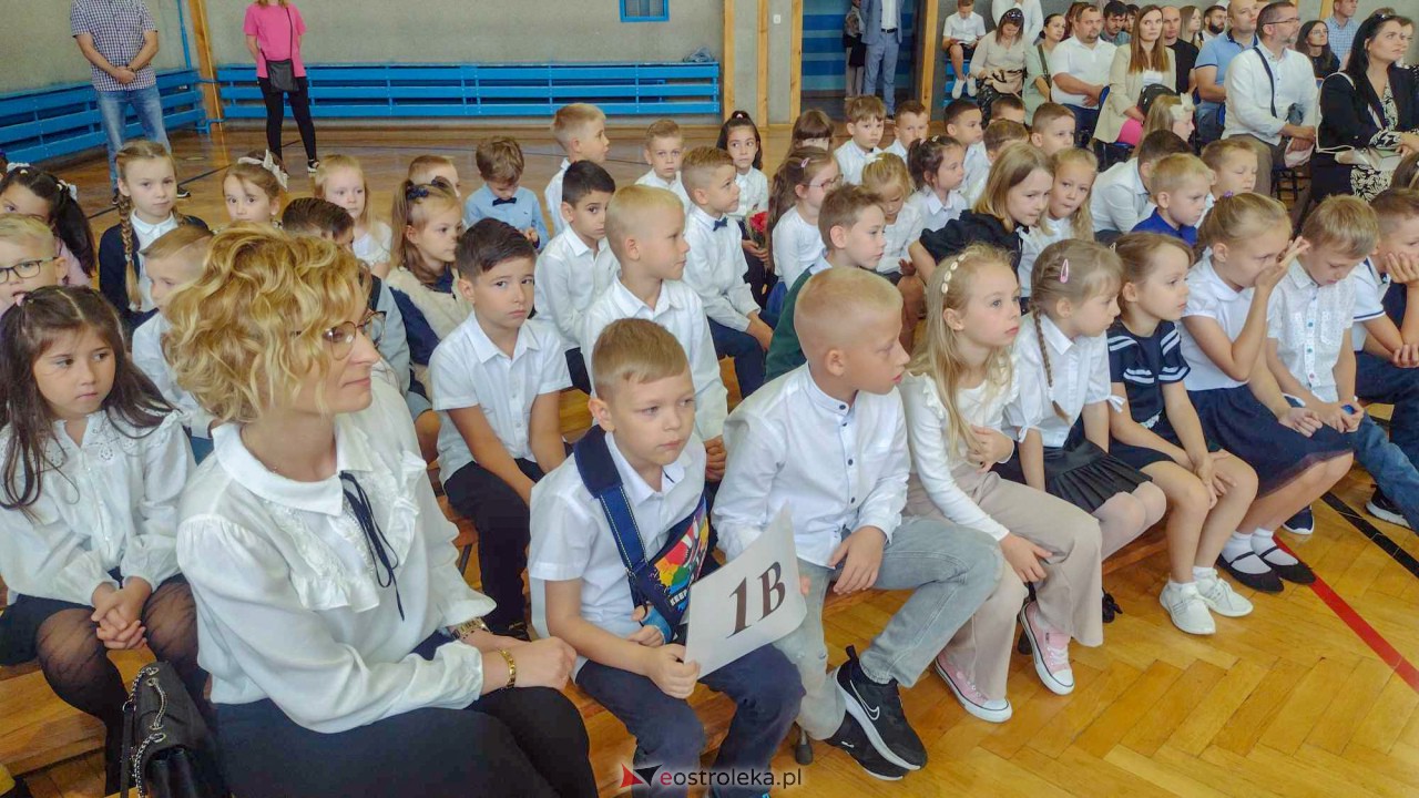 Rozpoczęcie roku szkolnego w Szkole Podstawowej nr 10 w Ostrołęce [04.09.2023] - zdjęcie #25 - eOstroleka.pl