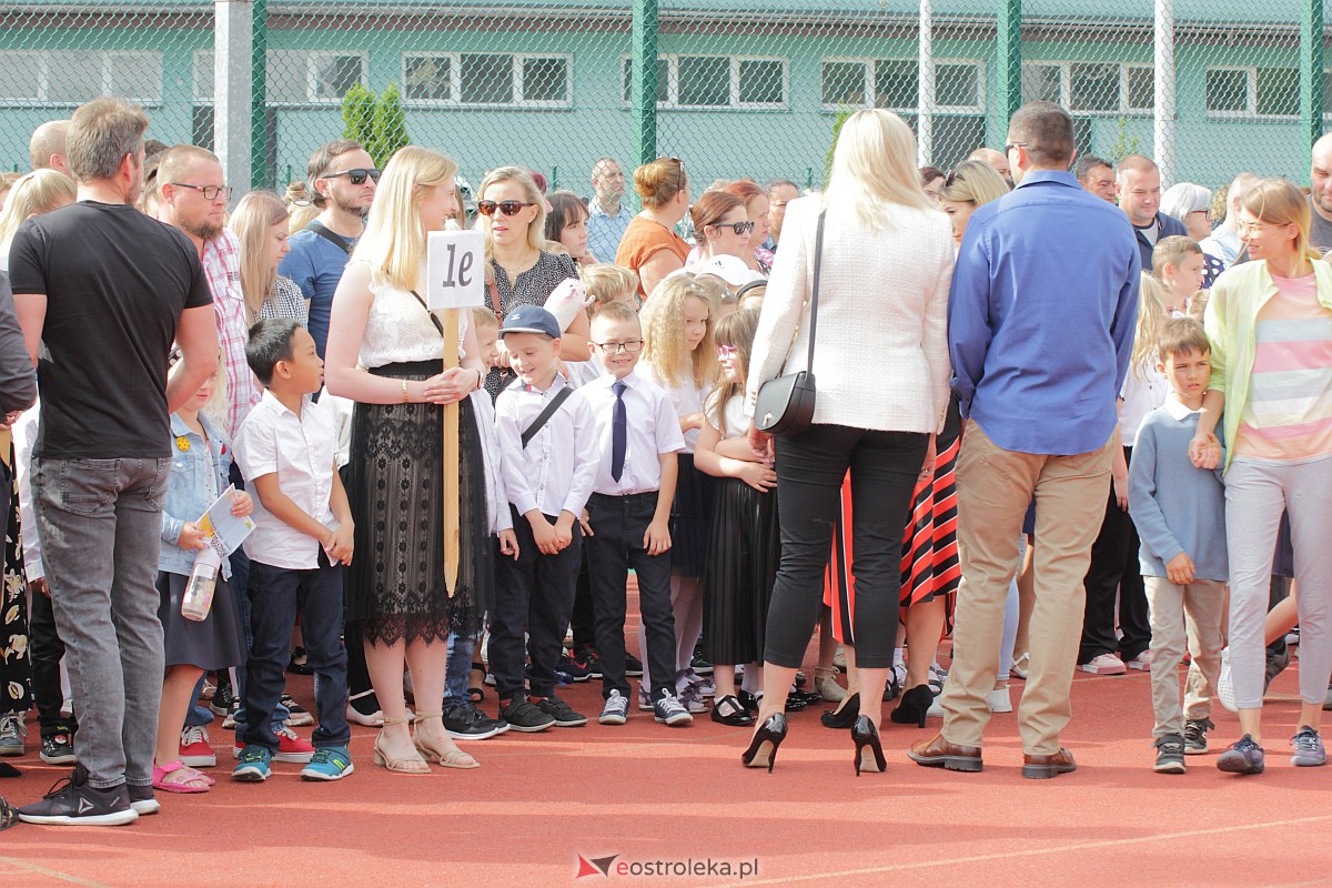 Rozpoczęcie roku szkolnego w Szkole Podstawowej nr 5 w Ostrołęce [04.09.2023] - zdjęcie #1 - eOstroleka.pl