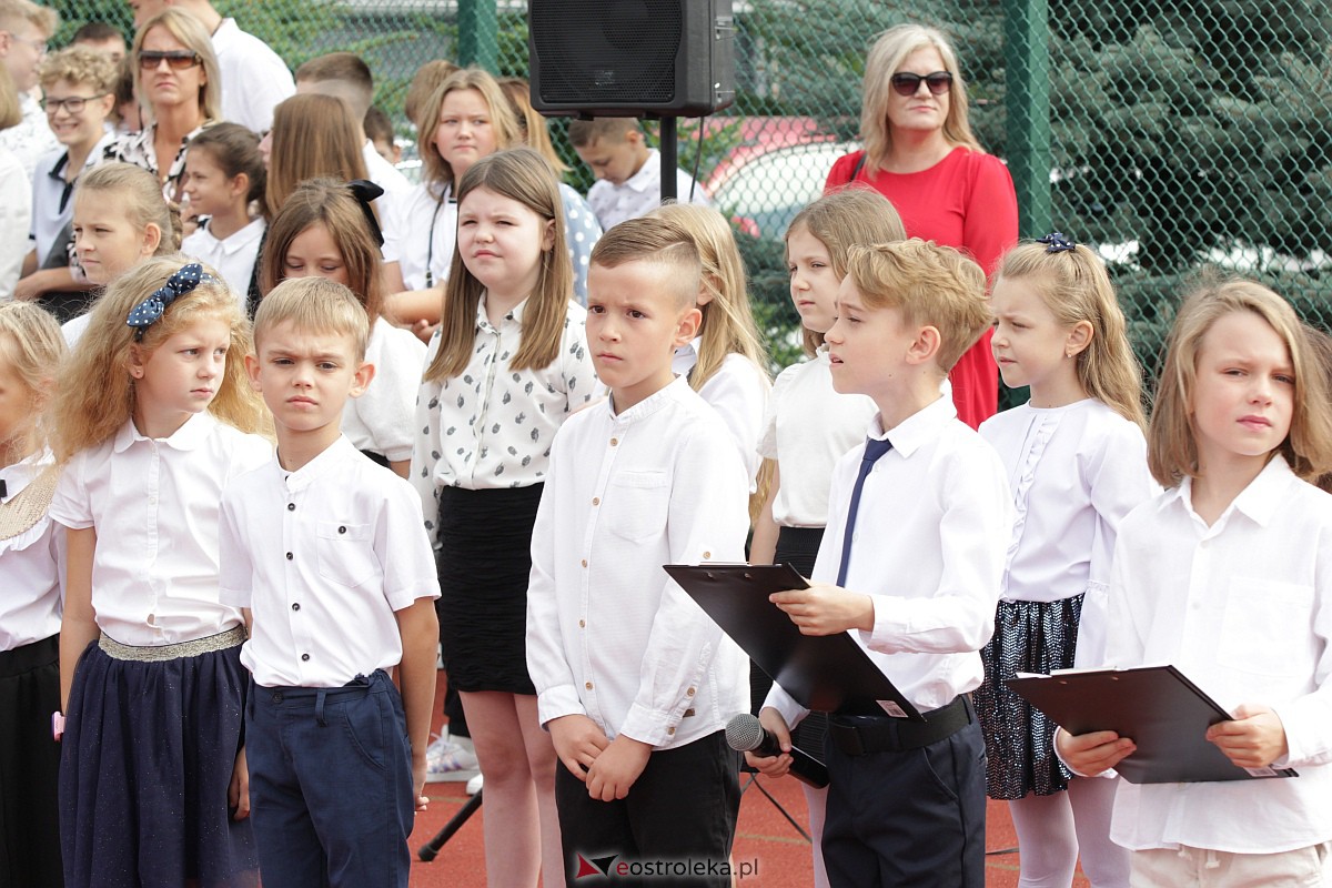 Rozpoczęcie roku szkolnego w Szkole Podstawowej nr 5 w Ostrołęce [04.09.2023] - zdjęcie #7 - eOstroleka.pl