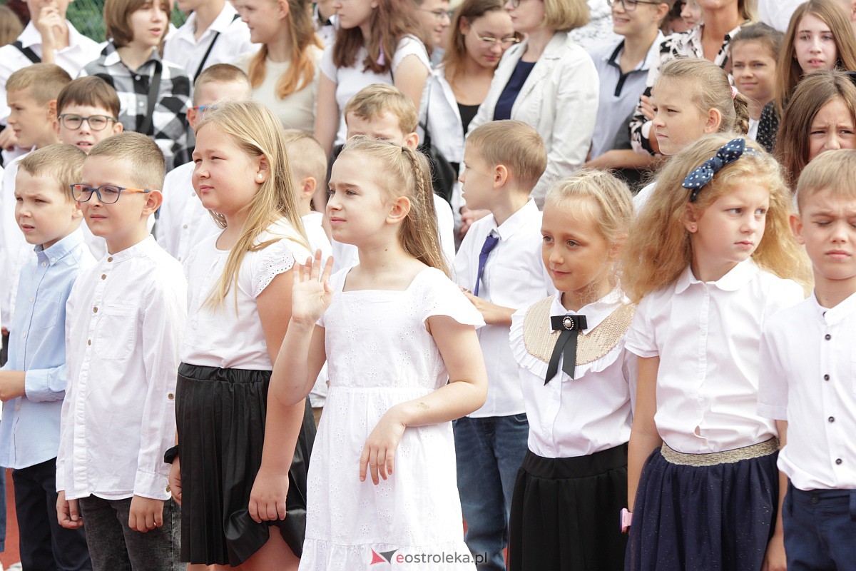 Rozpoczęcie roku szkolnego w Szkole Podstawowej nr 5 w Ostrołęce [04.09.2023] - zdjęcie #107 - eOstroleka.pl