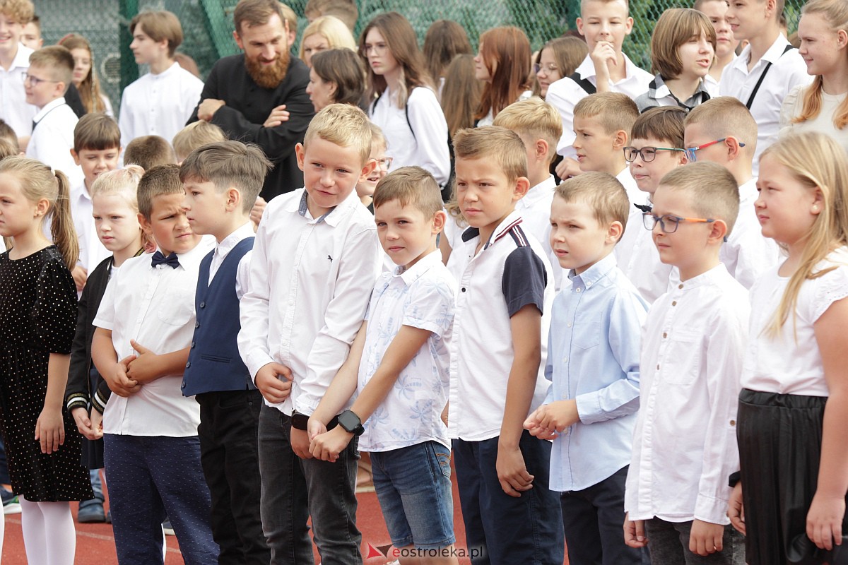 Rozpoczęcie roku szkolnego w Szkole Podstawowej nr 5 w Ostrołęce [04.09.2023] - zdjęcie #9 - eOstroleka.pl