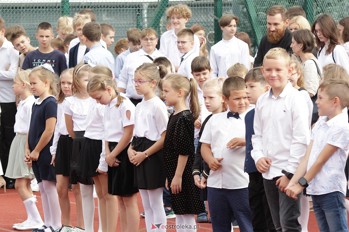Rozpoczęcie roku szkolnego w Szkole Podstawowej nr 5 w Ostrołęce [04.09.2023] - zdjęcie #105 - eOstroleka.pl