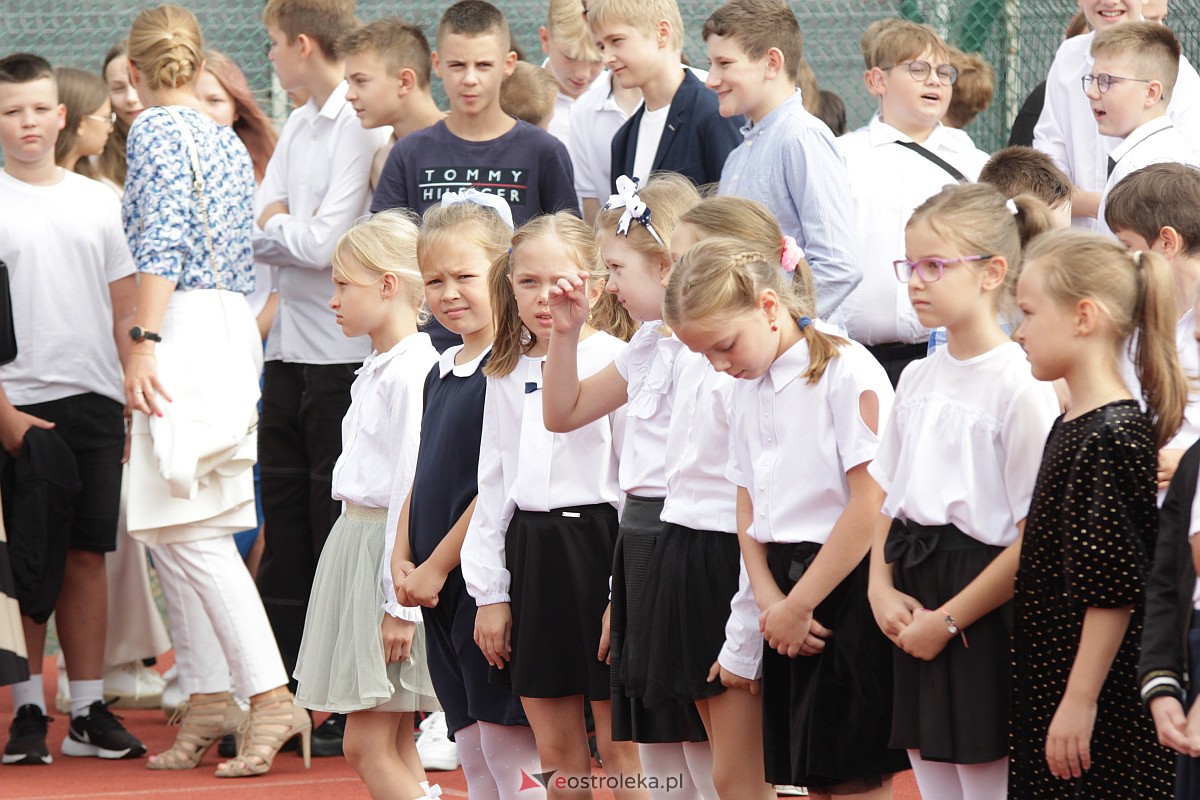 Rozpoczęcie roku szkolnego w Szkole Podstawowej nr 5 w Ostrołęce [04.09.2023] - zdjęcie #11 - eOstroleka.pl