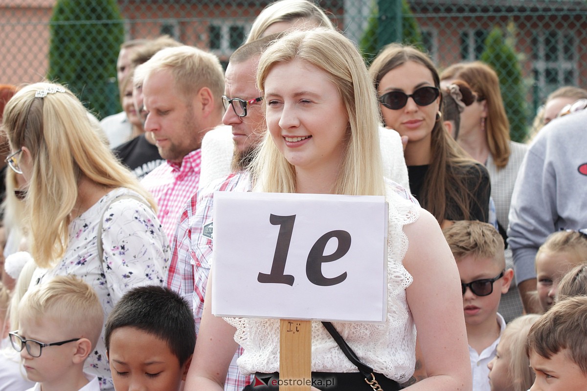 Rozpoczęcie roku szkolnego w Szkole Podstawowej nr 5 w Ostrołęce [04.09.2023] - zdjęcie #101 - eOstroleka.pl