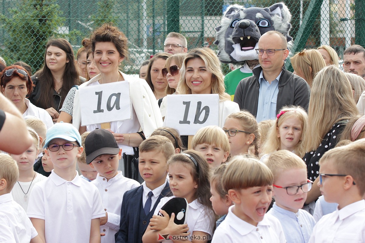 Rozpoczęcie roku szkolnego w Szkole Podstawowej nr 5 w Ostrołęce [04.09.2023] - zdjęcie #100 - eOstroleka.pl