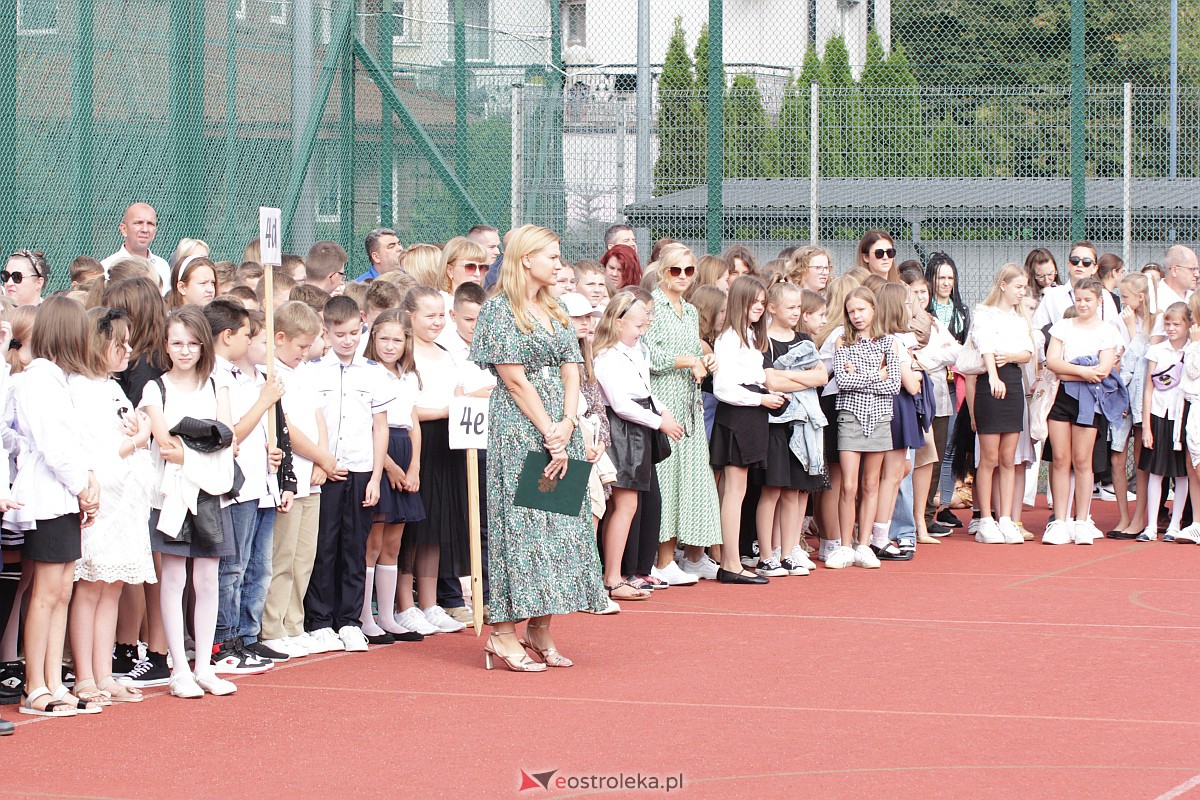 Rozpoczęcie roku szkolnego w Szkole Podstawowej nr 5 w Ostrołęce [04.09.2023] - zdjęcie #23 - eOstroleka.pl