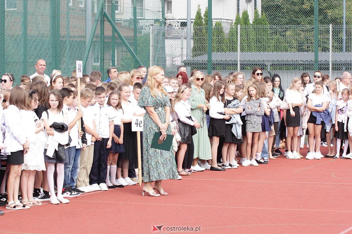 Rozpoczęcie roku szkolnego w Szkole Podstawowej nr 5 w Ostrołęce [04.09.2023] - zdjęcie #92 - eOstroleka.pl