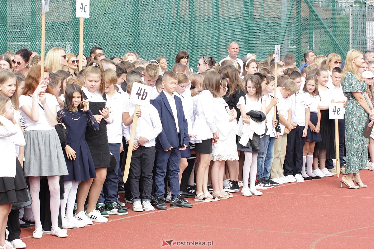 Rozpoczęcie roku szkolnego w Szkole Podstawowej nr 5 w Ostrołęce [04.09.2023] - zdjęcie #24 - eOstroleka.pl
