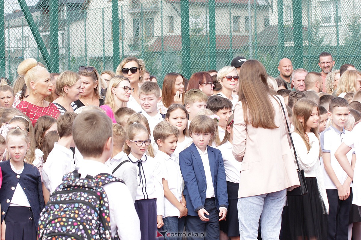 Rozpoczęcie roku szkolnego w Szkole Podstawowej nr 5 w Ostrołęce [04.09.2023] - zdjęcie #89 - eOstroleka.pl