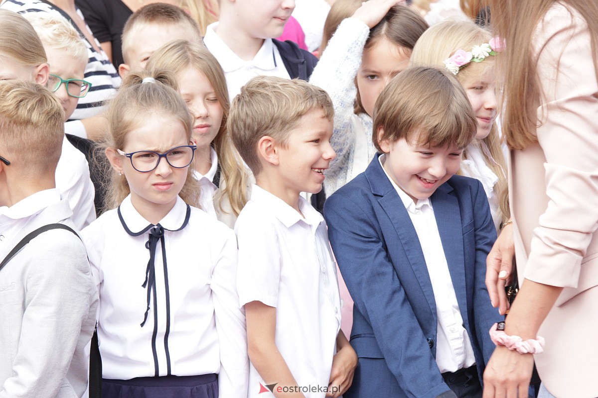 Rozpoczęcie roku szkolnego w Szkole Podstawowej nr 5 w Ostrołęce [04.09.2023] - zdjęcie #27 - eOstroleka.pl