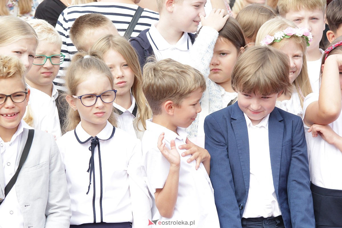 Rozpoczęcie roku szkolnego w Szkole Podstawowej nr 5 w Ostrołęce [04.09.2023] - zdjęcie #87 - eOstroleka.pl