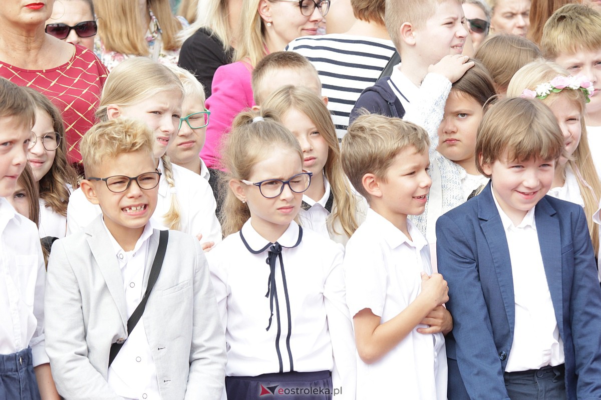 Rozpoczęcie roku szkolnego w Szkole Podstawowej nr 5 w Ostrołęce [04.09.2023] - zdjęcie #29 - eOstroleka.pl
