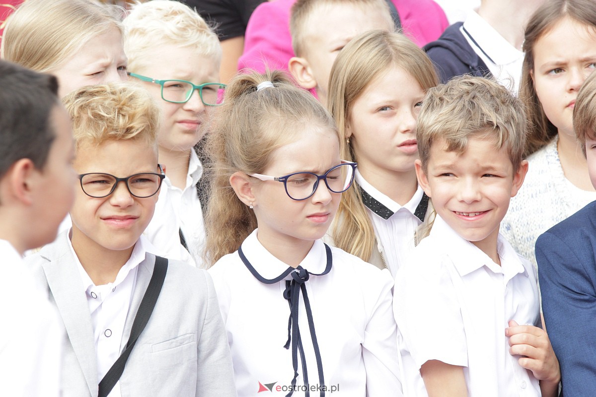 Rozpoczęcie roku szkolnego w Szkole Podstawowej nr 5 w Ostrołęce [04.09.2023] - zdjęcie #37 - eOstroleka.pl