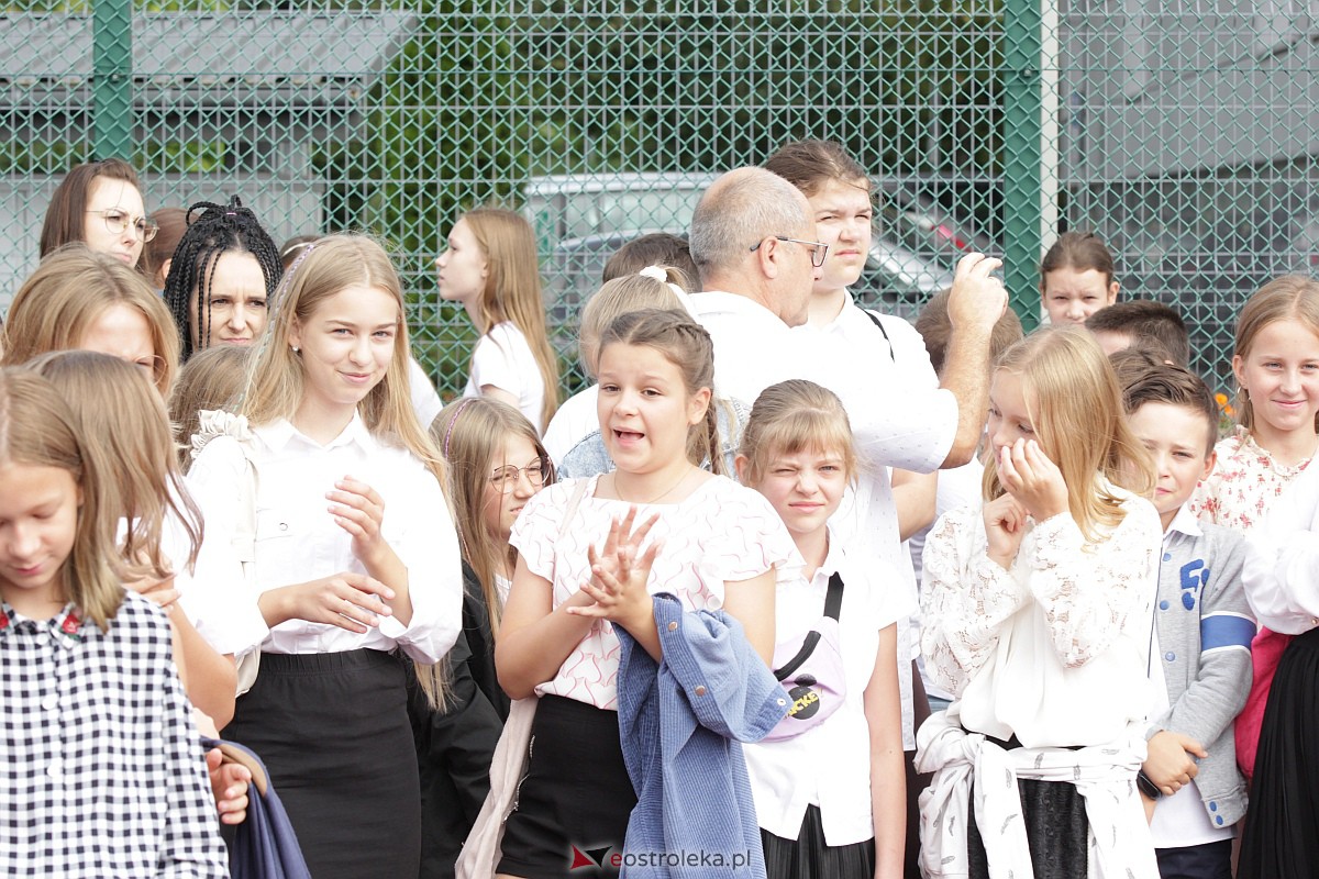 Rozpoczęcie roku szkolnego w Szkole Podstawowej nr 5 w Ostrołęce [04.09.2023] - zdjęcie #67 - eOstroleka.pl
