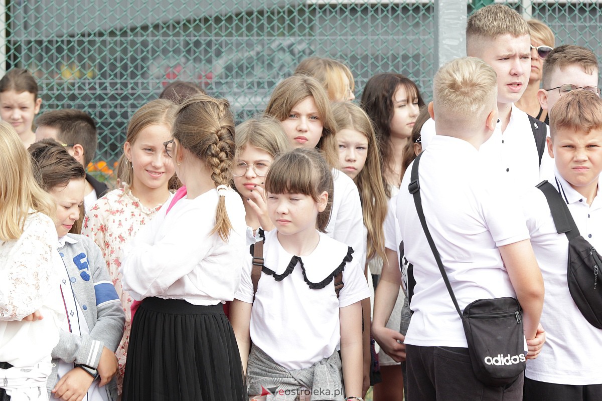 Rozpoczęcie roku szkolnego w Szkole Podstawowej nr 5 w Ostrołęce [04.09.2023] - zdjęcie #65 - eOstroleka.pl