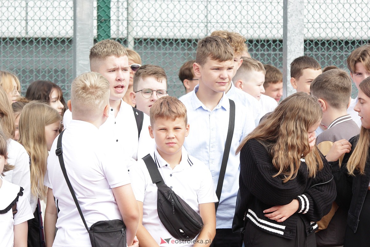 Rozpoczęcie roku szkolnego w Szkole Podstawowej nr 5 w Ostrołęce [04.09.2023] - zdjęcie #63 - eOstroleka.pl